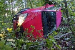 Řidič na Chotěbořsku rozbil Toyotu a utekl. Policie ho našla opilého