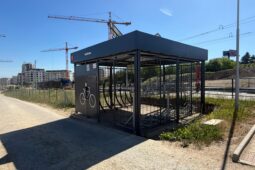 Praha otevřela novou kolárnu u tramvajové zastávky Holyně