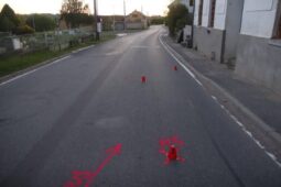 Cyklista upadl a zranil se. Hledají se dva mladíci