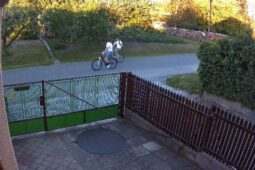 Policie hledá dva cyklisty a svědky dopravní nehody
