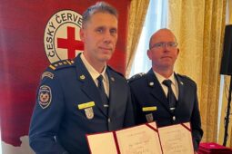 Ocenění za mimořádnou pomoc: dva příslušníci HZS Pardubického kraje převzali Zlatý kříž ČČK