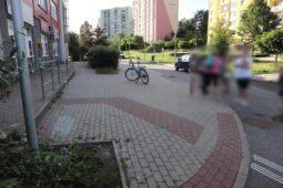 Cyklistka na chodníku v České Lípě srazila čtyřletého chlapce. Policie hledá svědky