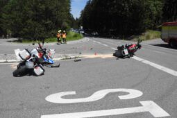Společná vyjížďka motorkářů skončila nehodou. Pro jednoho z jezdců letěl vrtulník