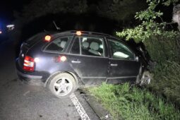 To je pech! Opilý mladík po nehodě utíkal před policisty, omylem si je ale stopnul