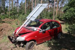 Opilý řidič zlikvidoval na Českolipsku strom i dopravní značku. Z místa nehody odešel