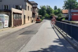 Nehoda v Českém Dubu: Řidič nákladní soupravy srazil muže na stavbě a odjel