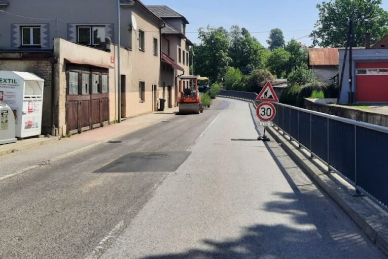 Nehoda v Českém Dubu: Řidič nákladní soupravy srazil muže na stavbě a odjel