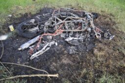 Motorkář nezvládl zatáčku na Českolipsku. Stroj po nárazu shořel, řidiče odvezl vrtulník