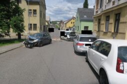 Nehoda v Jablonci: Řidič nedal přednost, zraněná žena skončila v nemocnici