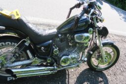 Prudce zabrzdil a dostal smyk. Motorkář na Jablonecku zastavil těsně před autem