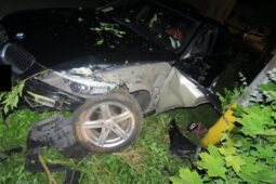 Srážka aut v Jablonci: Řidič BMW nedal přednost, měl pozitivní test na drogy