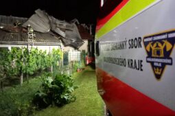 Vítr lámal stromy a strhával střechy. Hasiči měli plné ruce práce
