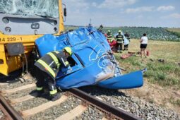 Vlak smetl nákladní auto. Řidiče zachránili cestující