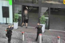 Muž s nožem na Andělu skončil po zásahu policie v poutech
