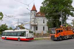 Trolejbusy se dnes vracejí na Hanspaulku i Strahov