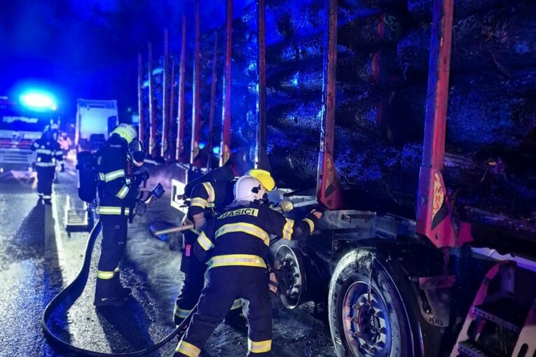 Noční požár kamionu s dřevem omezil provoz v Buchlovských kopcích