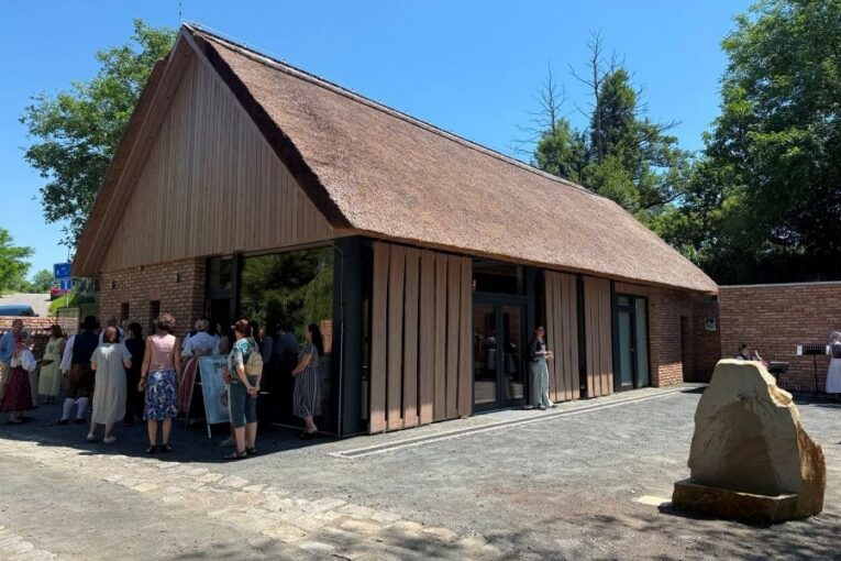 Kouřimský skanzen má novou vstupní budovu. Návštěvníky vítá moderní zázemí pod doškovou střechou