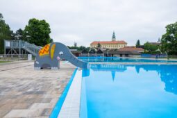 Nová skluzavka, chrlič i dlažba. Bajda se chystá otevřít už v sobotu