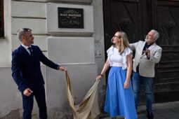 Na rodném domě Miloše Macourka přibyla pamětní deska
