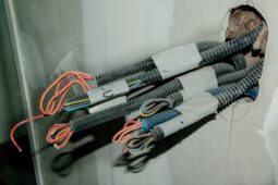 Muž ukradl na stavbě elektrické kabely. Tvrdil, že mu je dali