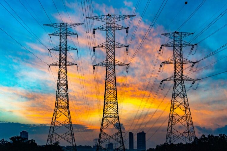 Rok po blackoutu: experti potvrdili příčiny, vedra zároveň zvyšují nároky na českou energetickou síť