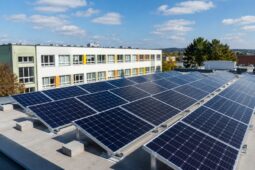 Střechu školy pokryjí solární panely. Rakovník pokračuje v modernizaci