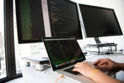 Královéhradecký kraj naráží na limity pracovního trhu. Pluxee Zaměstnavatel roku ukazuje firmám cestu k talentům