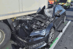 Na D2 u Brna se srazilo auto s náklaďákem. Do nehody poté vjel motorkář
