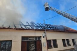 Hasiči likvidovali požár střechy rodinného domu ve Velkých Pavlovicích na Břeclavsku