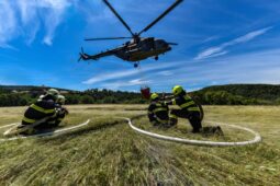 VIDEO: V okolí Státního hradu Veveří a Brněnské přehrady proběhl výcvik zaměřený na letecké hašení lesních požárů 