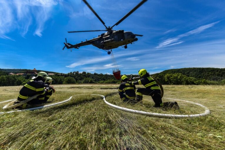 VIDEO: V okolí Státního hradu Veveří a Brněnské přehrady proběhl výcvik zaměřený na letecké hašení lesních požárů 