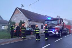 Osobní auto v Žatčanech na Brněnsku narazilo do rodinného domu. Hasiči vyprostili muže a zajistili dům