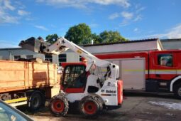 Autoservis ve Veselí nad Moravou zachvátil požár. Velitel hasičů vyhlásil druhý stupeň požárního poplachu