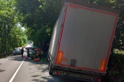Kamion v příkopu zablokoval silnici před Černou Horou