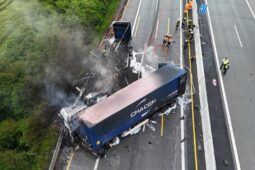 Tragická nehoda kamionů s požárem uzavřela dálnici D2: Oba zahraniční řidiči zahynuli