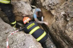 Na náměstí Svobody ve Znojmě byl zasypán dělník ve výkopu