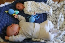 Květnová rarita v novoměstské porodnici. Dvě miminka od sebe dělila více než tři kila