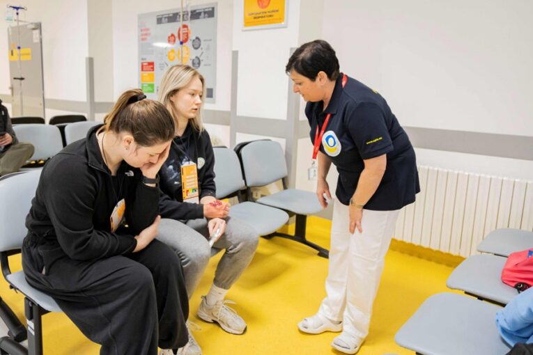 Potřeba psychické pomoci v nemocnici roste. Intervenční tým zasahoval letos už třicetkrát