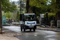 Jablonec pořídil pro správu hřbitovů nákladní elektromobil za téměř 1,4 milionu