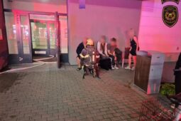 Noční požár vyhnal desítky lidí z bytového domu. Hasiči zachraňovali obyvatele po žebříku
