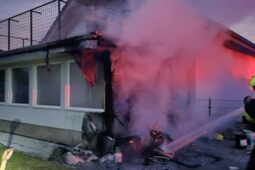 Plameny šlehaly po fasádě rodinného domu až na střechu, jeden člověk se nadýchal kouře