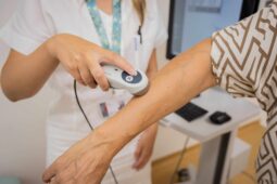 Nenechte nic náhodě! Baťova nemocnice zve na kontrolu znamének zdarma