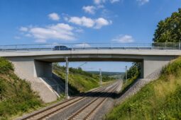 Nový most u Čáslavi nahradí rizikový přejezd. Řidičům i vlakům přinese větší bezpečí