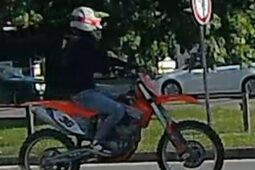 Policisté hledají řidiče terénní motorky. Poznáváte ho?