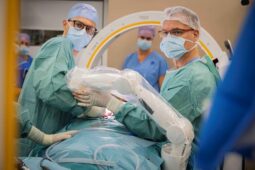 Od malého týmu k moderním technologiím. Zlínská neurochirurgie slaví 20 let