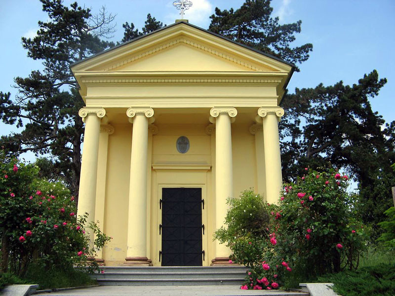 Šternberská hrobka ve Stupně, letní pohled. Zdroj foto: obec Břasy, okr. Rokycany