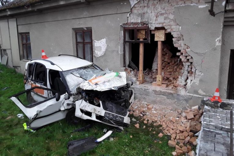 Auto narazilo do domu
