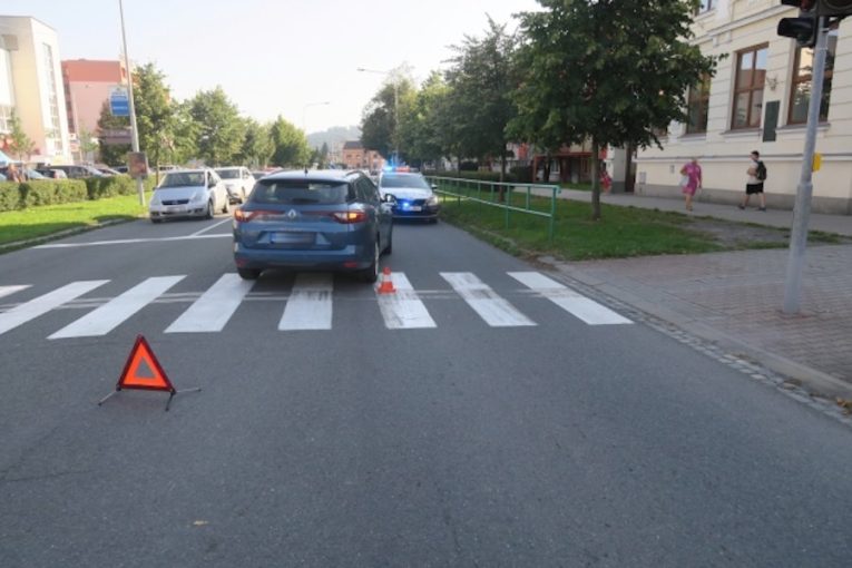 Řidič srazil ženu na přechodu