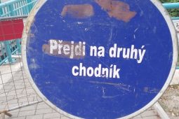 Uzavírka chodníku potrvá déle, než bylo v plánu