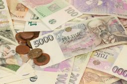 Rozbitý mobil jako past. Tři muži přišli o více než 400 tisíc